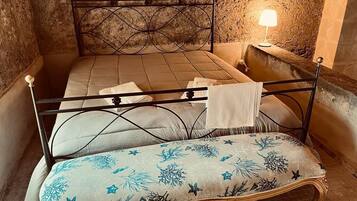 Apartamento Deluxe, vistas a la colina | Cortinas opacas, tabla de planchar con plancha, wifi gratis