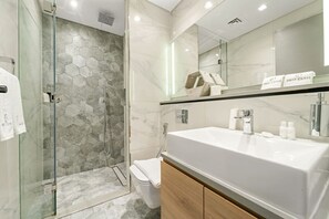 Bathroom - FIRST CLASS | 2BR |Sleek Escape | Near Dubai Mall (Business Bay)
