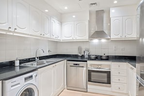 Private kitchen - FIRST CLASS | 1BR | Panoramic Marina Views (Marina)
