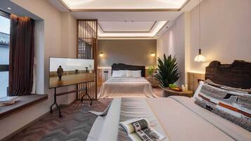 Escritorio, espacio para trabajar con laptop y cortinas blackout