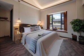 Deluxe tweepersoonskamer, privébadkamer, uitzicht op bergen | Een kluis op de kamer, een bureau, een laptopwerkplek