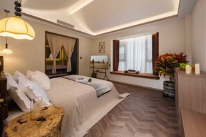 Deluxe szoba kétszemélyes ággyal, privát fürdőszoba, kilátással a hegyre | Íróasztal, laptophoz jól használható munkafelület és sötétítőfüggöny