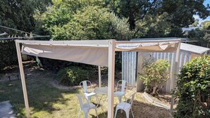 Outdoor dining - 3-bedroom peaceful house with backyard, EV charger (and free parking), and AC (Macquarie)