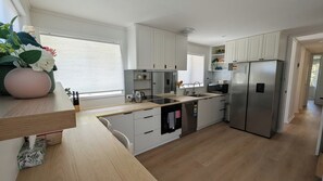 Fridge, microwave, oven, stovetop - 3-bedroom peaceful house with backyard, EV charger (and free parking), and AC (Macquarie)