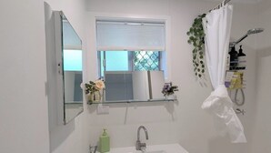 Bathroom - 3-bedroom peaceful house with backyard, EV charger (and free parking), and AC (Macquarie)