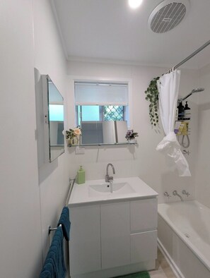Een haardroger, handdoeken, zeep, toiletpapier