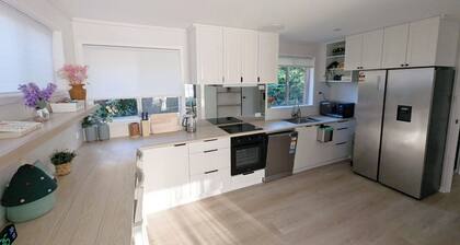 3-bedroom house in peaceful Macquarie with AC & free parking for relaxing stays