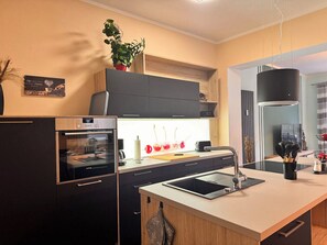 Wasserkocher mit Kaffee-/Teezubehör, Kühlschrank, Ofen, Herdplatte