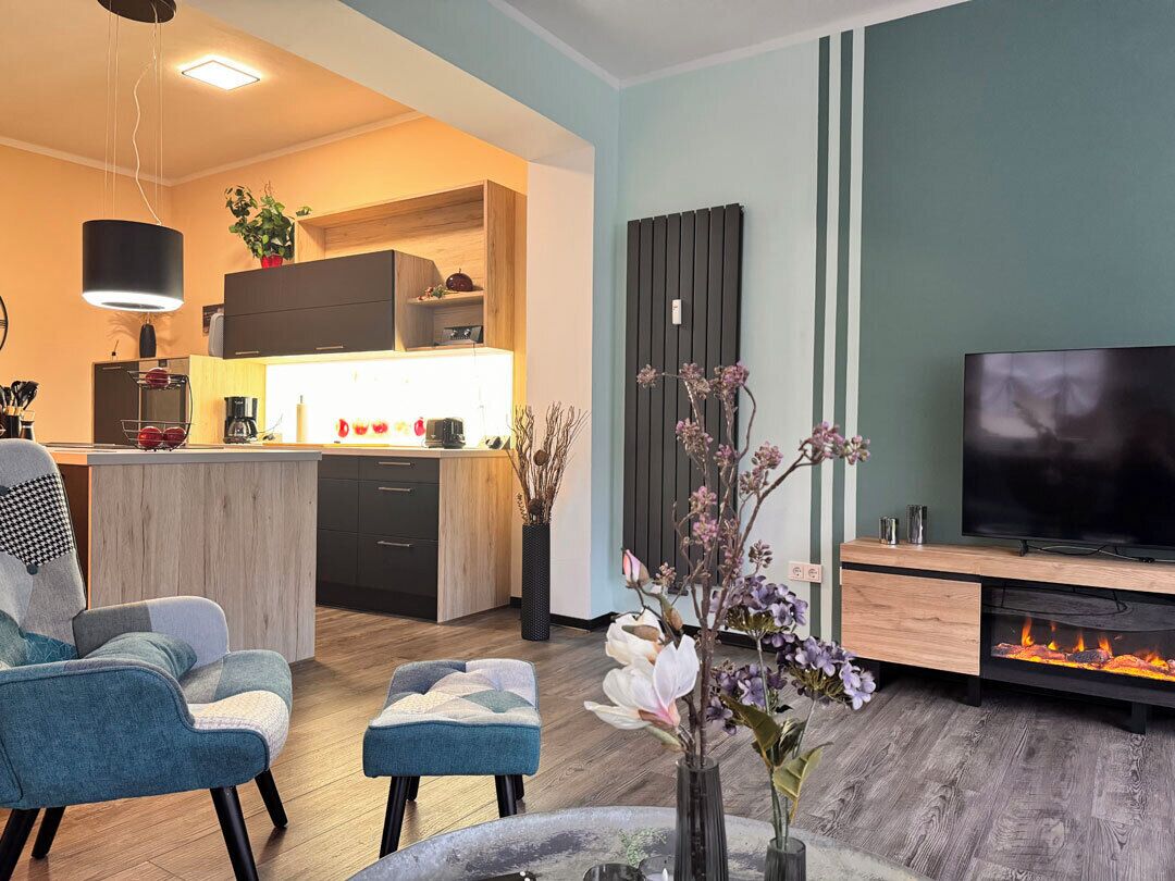 Smart TV, caminetto, lettore DVD, libri