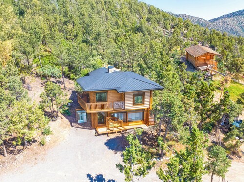 Adventure Hideaway · 4BR Cabin with Mountain Charm