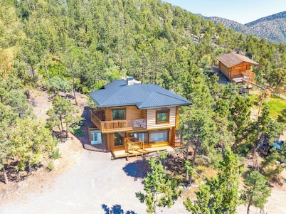 Adventure Hideaway · 4BR Cabin with Mountain Charm