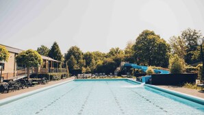 Pool - Enjoy a private hot tub and sauna, a cosy outdoor lounge with fireplace and a luxurious outdoor area at the Cannenburch Deluxe. (Lieren)
