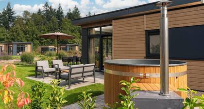 Enjoy a private hot tub and sauna, a cosy outdoor lounge with fireplace and a luxurious outdoor area at the Cannenburch Deluxe.