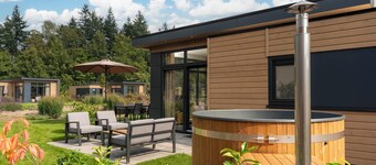 Enjoy a private hot tub and sauna, a cosy outdoor lounge with fireplace and a luxurious outdoor area at the Cannenburch Deluxe.