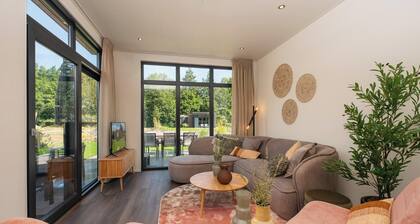 Enjoy a private hot tub and sauna, a cosy outdoor lounge with fireplace and a luxurious outdoor area at the Cannenburch Deluxe.