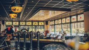 A bar area with multiple taps, a cash register, and a laptop on the counter. - Enjoy a private hot tub and sauna, a cosy outdoor lounge with fireplace and a luxurious outdoor area at the Cannenburch Deluxe. (Lieren)