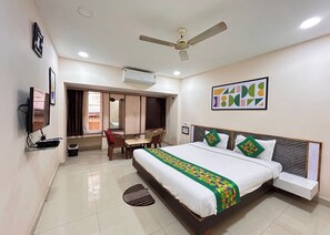 Deluxe Room | Desk - Hotel Edge Inn Jail Road Near Railway Ju (Raipur)