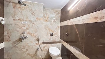 Deluxe Room | Bathroom | Shower, free toiletries, towels, soap