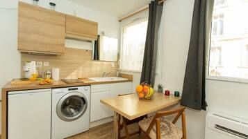 Een koelkast, een microgolfoven, een kookplaat