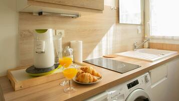 Een koelkast, een microgolfoven, een kookplaat