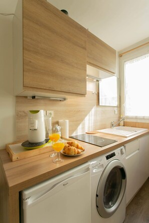 Køleskab, mikrobølgeovn, kogeplade, kaffe-/temaskine