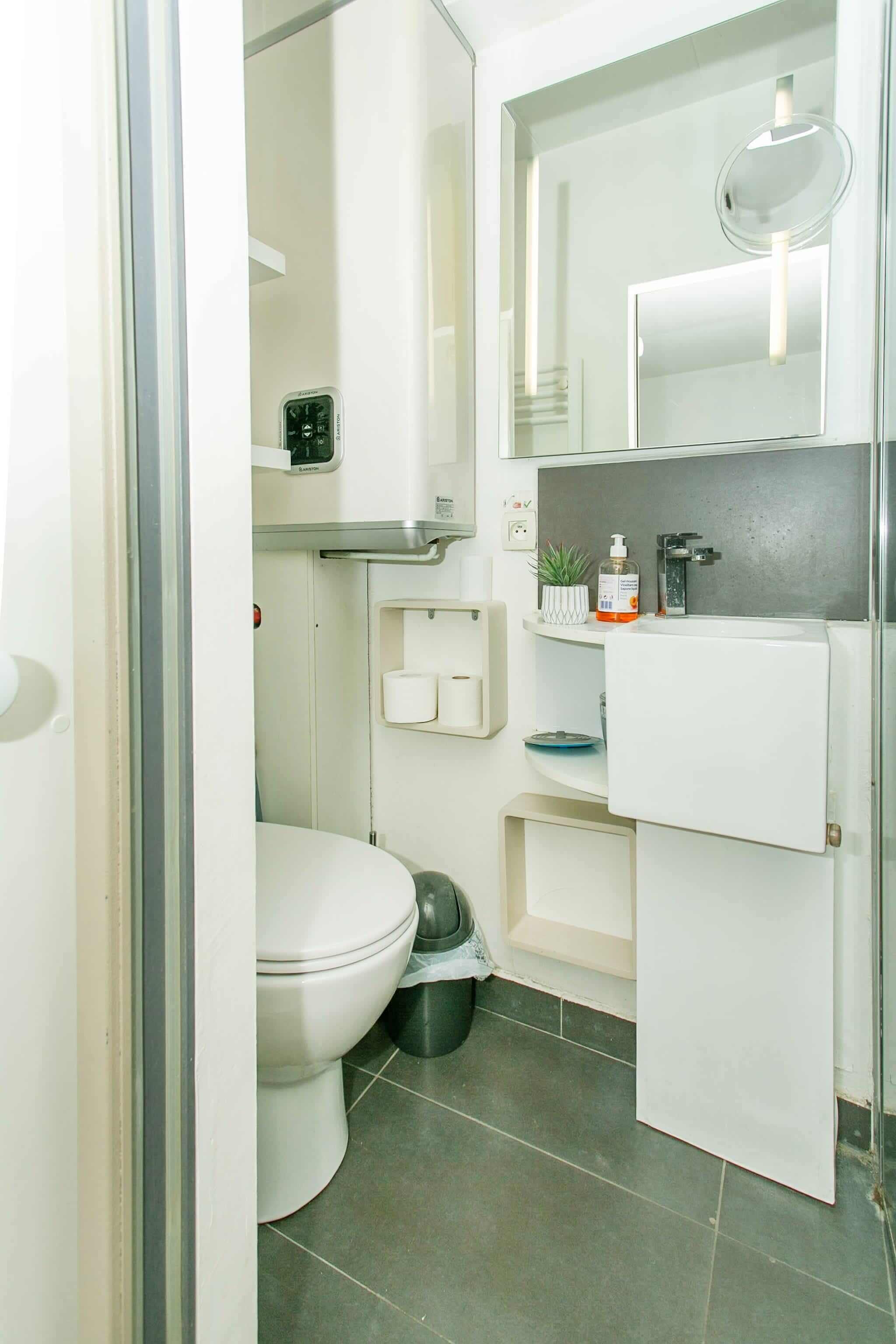 Een douche, een haardroger, handdoeken, zeep