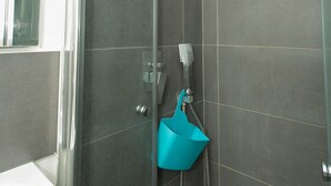 Eine moderne Dusche mit Handbrause und Duschhandstück.