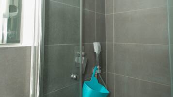 Een douche, een haardroger, handdoeken, zeep