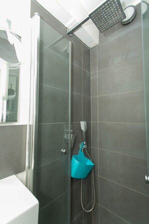 Douche, sèche-cheveux, serviettes fournies, savon