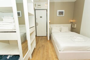 1 Schlafzimmer, Schreibtisch, Bügeleisen/Bügelbrett, Reisekinderbett