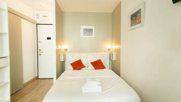 1 slaapkamer, een bureau, een strijkplank/strijkijzer, reisbedje