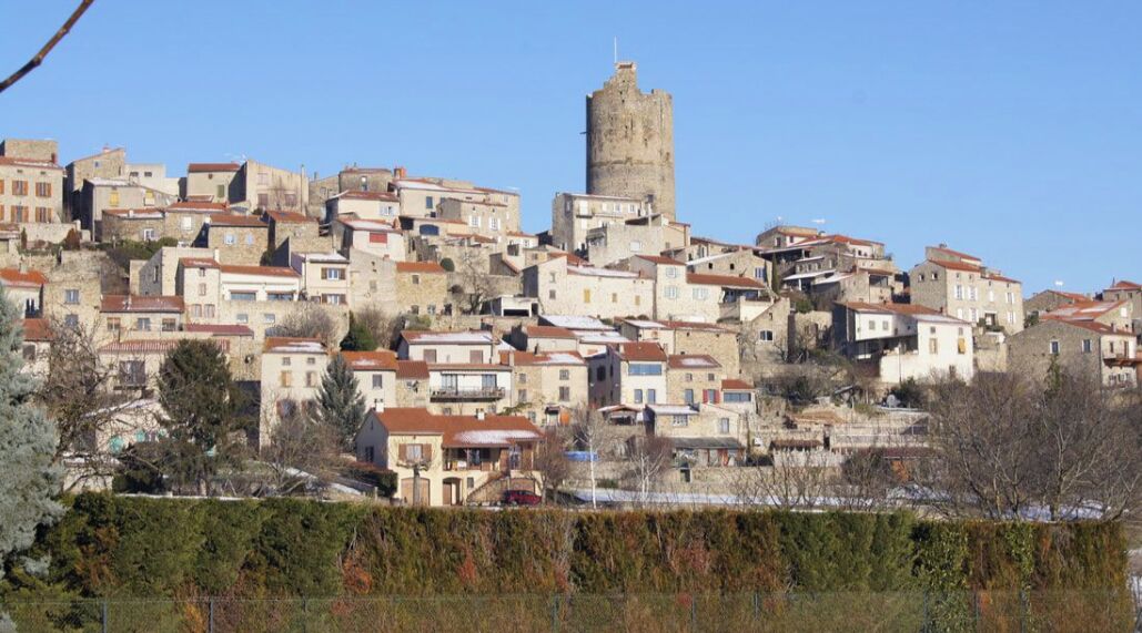 Une ville historique, avec des bâtiments en pierre et une tour imposante.