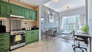 Coffee/tea maker, fridge, microwave, oven - Luxury 1BHK with Stunning Canal View Business Bay (Dubai)