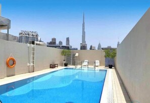 Ein Pool auf dem Dach mit Blick auf den Burj Khalifa.