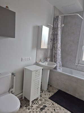 Hair dryer, soap, toilet paper - Apartment-cosy-nature tres proche-centre-ville proche-au calme (Cambrai)