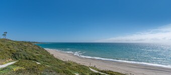 Holiday Home 'Lovely Marina De La Alcaidesa' with Sea View, Wi-Fi and Air Conditioning