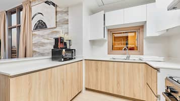 Kühlschrank, Mikrowelle, Herdplatte, Wasserkocher mit Kaffee-/Teezubehör