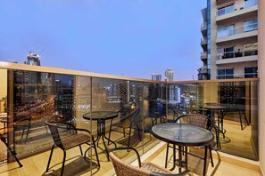 Outdoor dining - 2BHK Canal View Stay-Business Bay (Dubai)