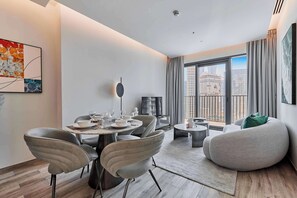 TV, offices - Luxury 1BR in Central Business Bay (Dubai)
