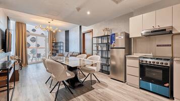 Een koelkast, een microgolfoven, een oven, een kookplaat