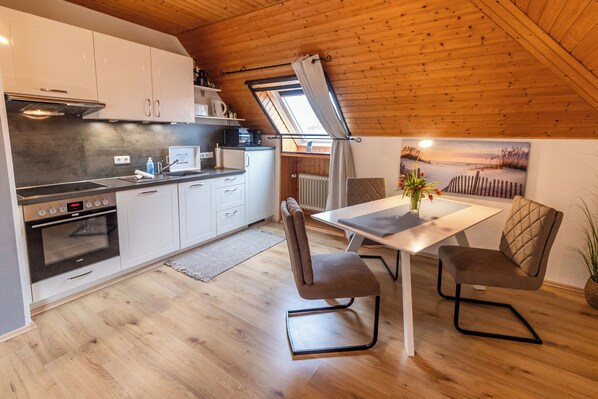 Fridge, microwave, oven, stovetop - Vacation apartment Zarah - Greetsiel (Greetsiel)