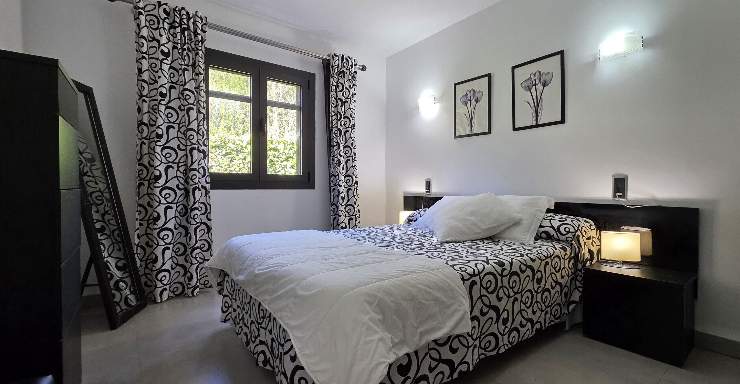 3 slaapkamers, een strijkplank/strijkijzer, gratis wifi, beddengoed