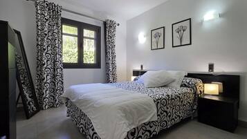 3 slaapkamers, een strijkplank/strijkijzer, gratis wifi, beddengoed