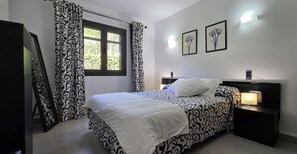3 slaapkamers, een strijkplank/strijkijzer, gratis wifi, beddengoed