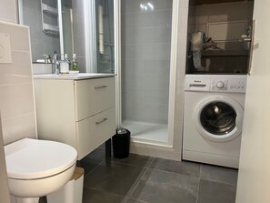 Shower, toilet paper - Le Flamant du Marché (La Rochelle)