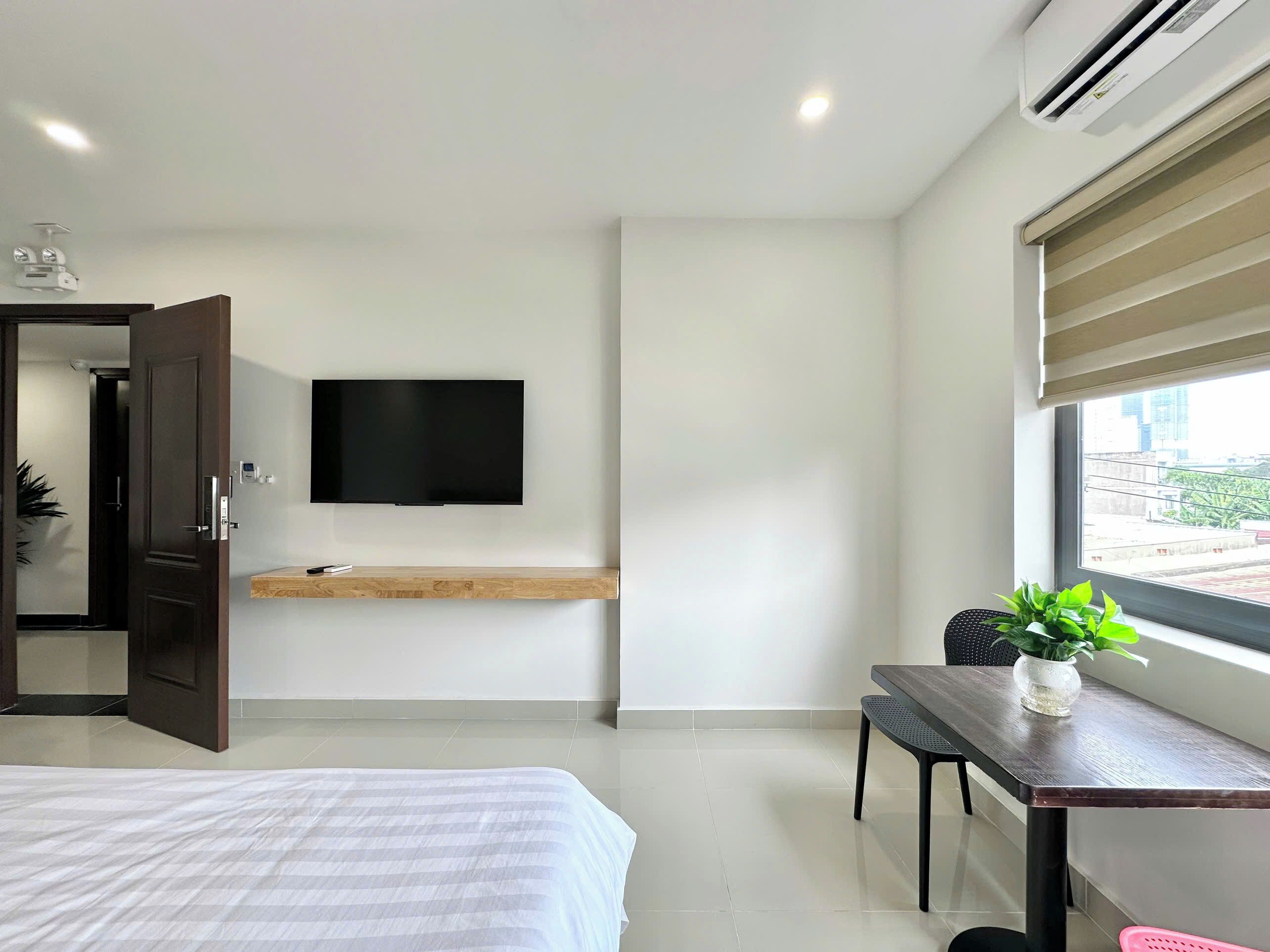 Dobbelt- eller tomannsrom – standard, byutsikt | Blendingsgardiner, lydisolert, strykejern/-brett og wi-fi (inkludert)