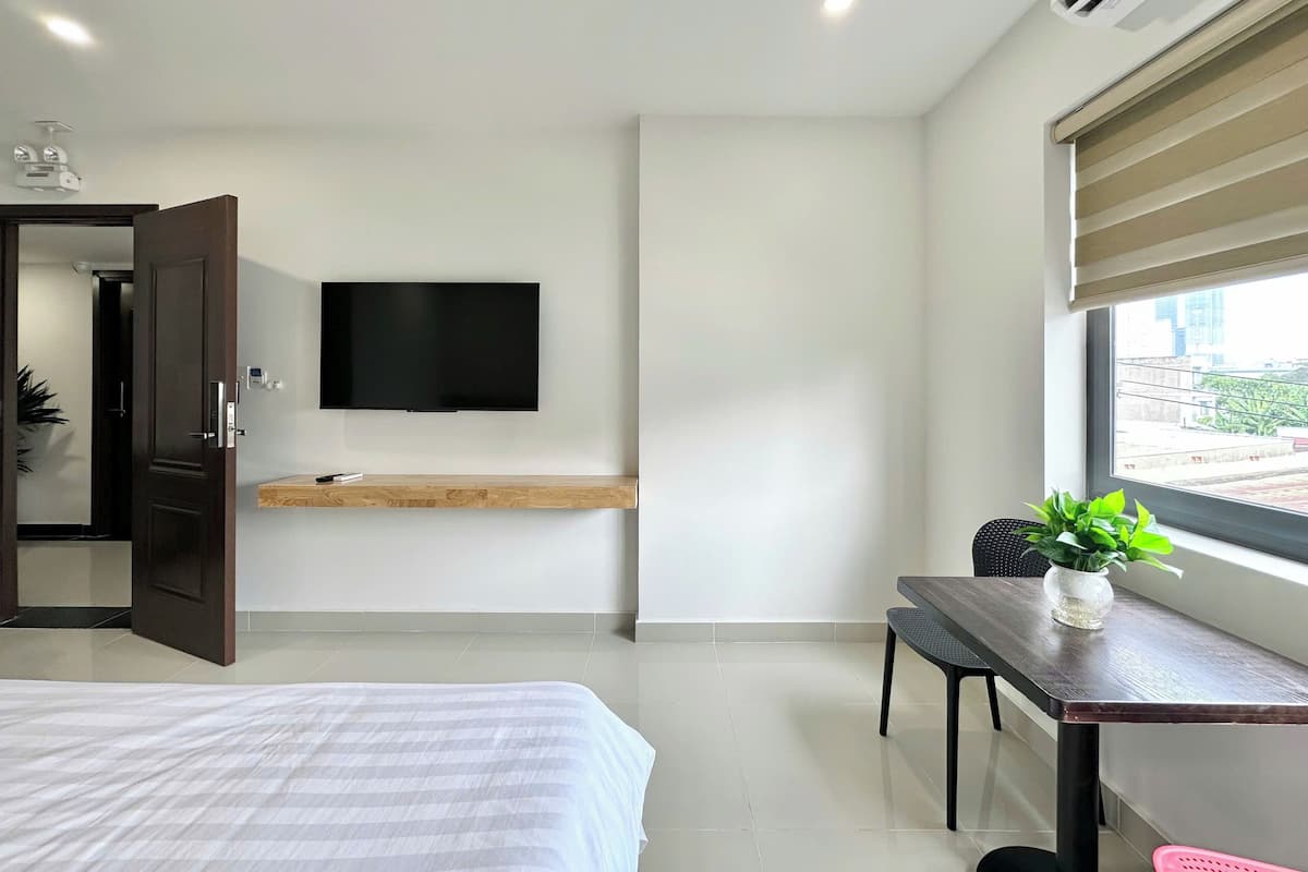 Dobbelt- eller tomannsrom – standard, byutsikt | Blendingsgardiner, lydisolert, strykejern/-brett og wi-fi (inkludert)