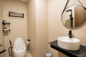 Dusj, hårføner, tøfler og håndklær