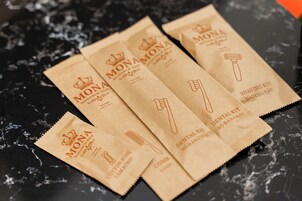 Ducha, secador de pelo, pantuflas, toallas