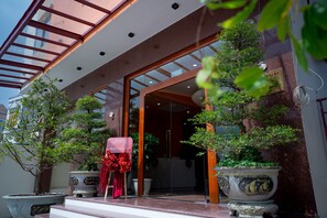 Exterior detail - Mona Hotel (Dĩ An)